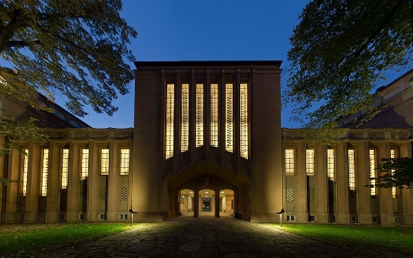 Die Albers-Fenster bei einbrechender Dunkelheit, vom Mittelhof aus gesehen, 2011