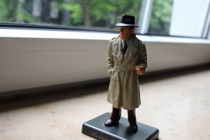 Ikone des Rauchens: Humphrey-Bogart-Figur aus dem Nippesschrank. (Foto: Bernd Berke)