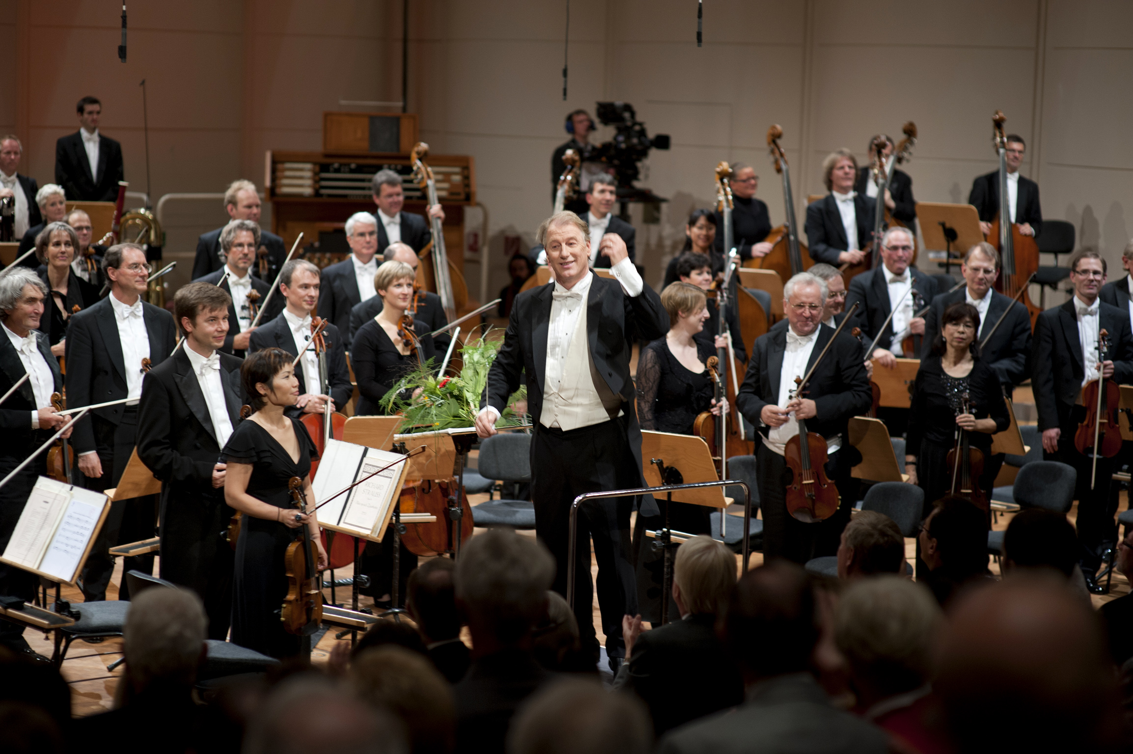 Die Dormunder Philharmoniker mit ihrem Chef Jac van Steen. Foto: Thomas Jauk