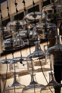 Schlagwerk aus Glas: Der Amerikaner Harry Partch hat das Instrumentarium für "Delusion of the Fury" selbst erfunden (Foto: Jörg Baumann)