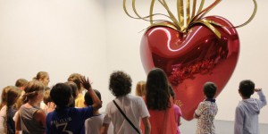 Kinder vor Koons. Foto: Artlovers/Grimaldi-Forum