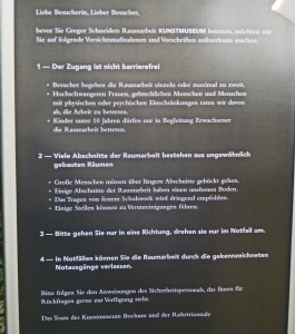 Schild mit genauen Instruktionen für die Besucher