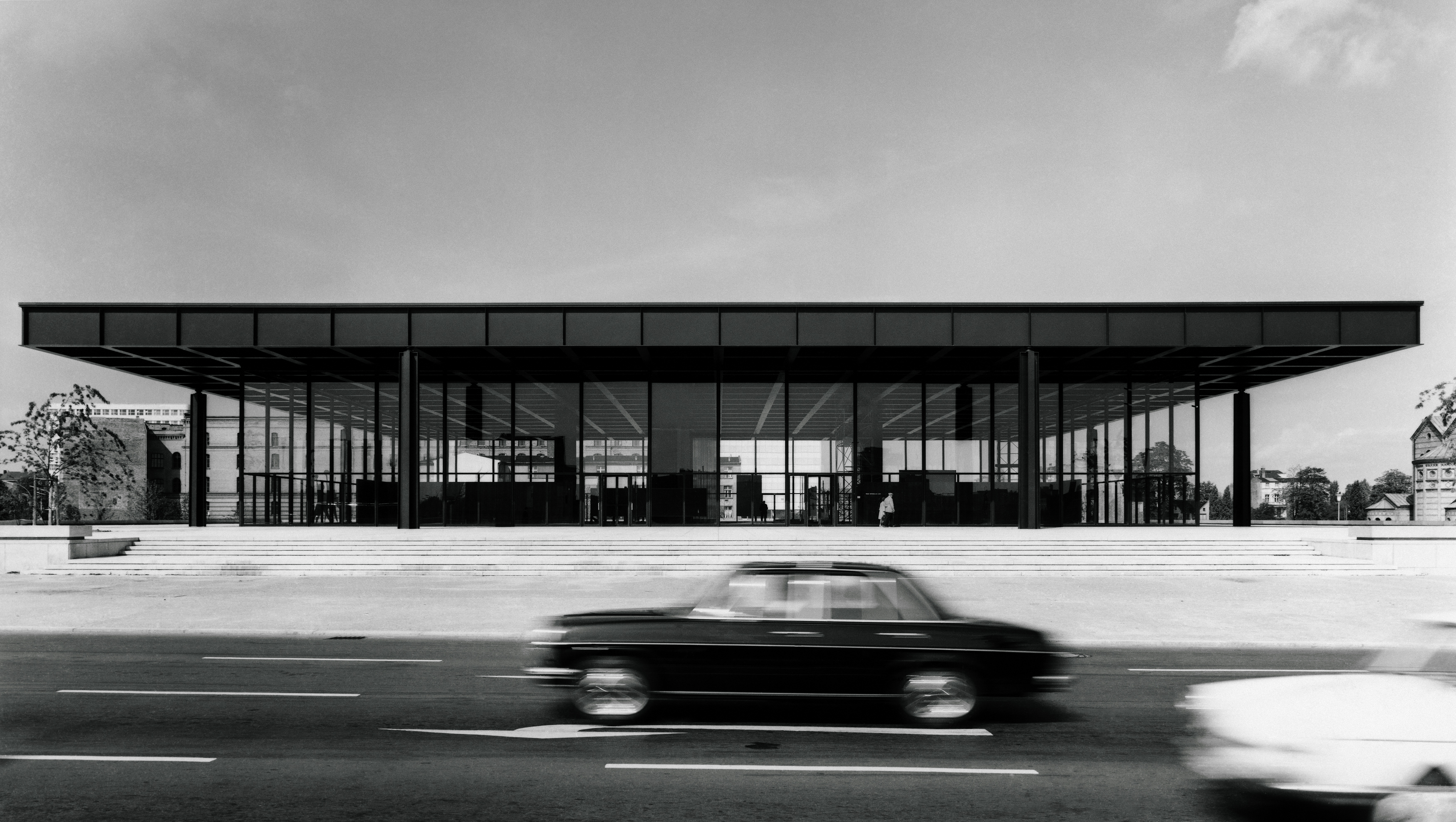 Neue Nationalgalerie, Ansicht mit Auto, Potsdamer Straße - im Jahr 1968. (© Archiv Neue Nationalgalerie, Nationalgalerie, Staatliche Museen zu Berlin / Foto: Reinhard Friedrich)