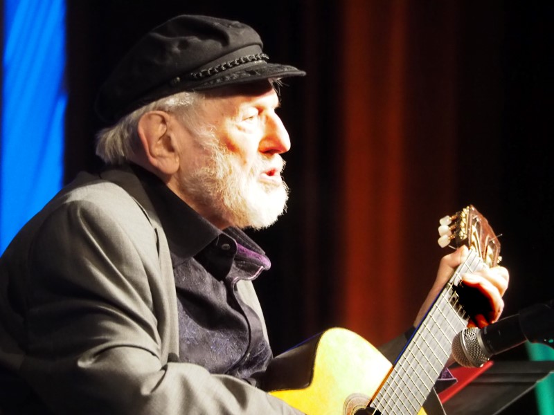 Auftritt beim St. Louis Jewish Books Festival: Theodore Bikel am 2. November 2014. (Foto: Fitzaubrey / Lizenz: http://creativecommons.org/licenses/by-sa/3.0/)