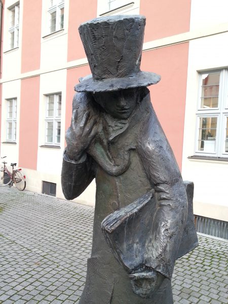 Der hoffmanneske Riesenzylinder - hier das Denkmal für den Dichter und Komponisten in Bamberg - kehr auch in den Kostümen von Jula Reindell wieder. Foto: Werner Häußner