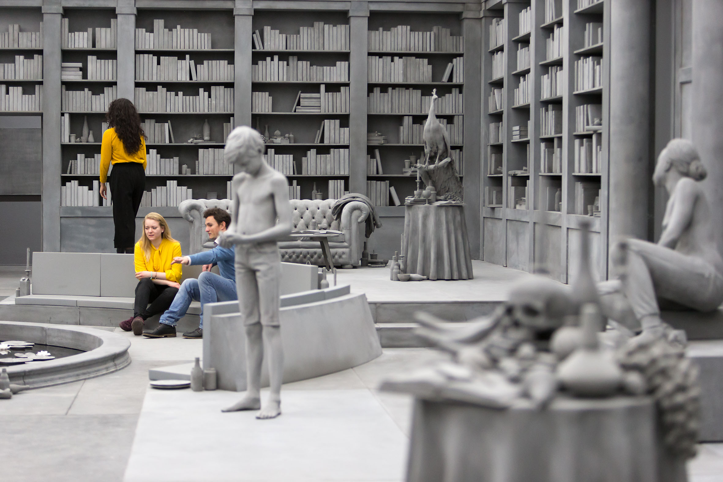 Besucher in der Installation von Hans Op de Beeck. (Foto: Stefan Arendt / LVR-ZMB)