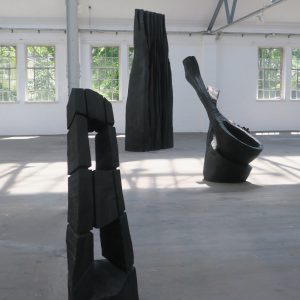 Blick in die Ausstellung mit Arbeiten von David Nash in den Herner Flottmann-Hallen. (Foto: Bernd Berke)