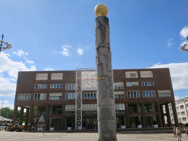 Das neue Rathaus von 1989 am Friedensplatz mit Friedenssäule. (Foto: Bernd Berke)