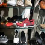 Foto eines roten Schuhs im Schaufenster eines Schuhladens