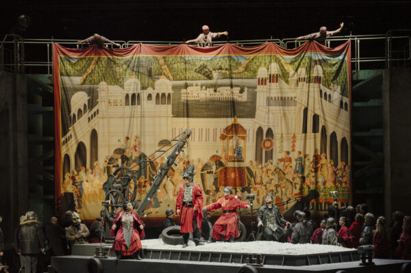 Kurze Illusion eines Palastes auf der atmosphärisch superb gestalteten Bühne von Zinovy Margolin. Foto: Max Borchardt